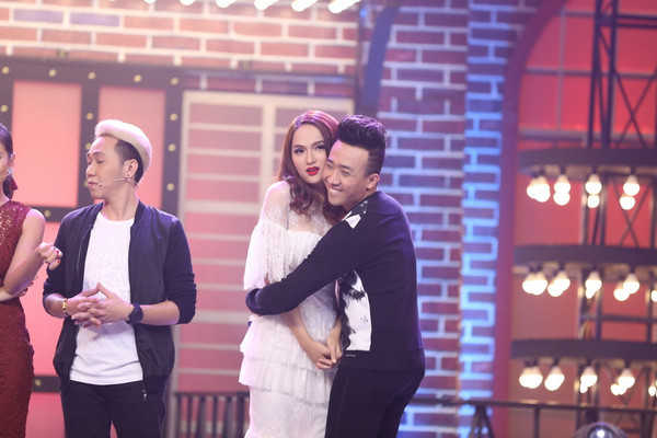 Trấn Thành ôm Hòa Minzy quá đà trên sân khấu khiến Hoài Linh khó chịu ảnh 9