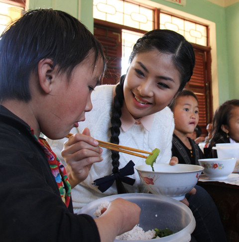 Ăn cơm “bữa có thịt” với các em. Ảnh: Trường Phong. Cùng ăn cơm với các em học sinh trong “Bữa cơm có thịt”. Ảnh: Trường Phong