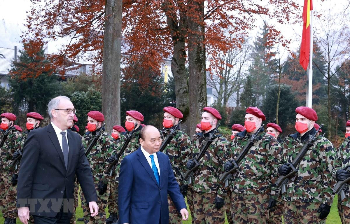 Chủ tịch nước Nguyễn Xuân Phúc và Tổng thống Liên bang Thụy Sĩ Guy Parmelin tại lễ đón chính thức. (Ảnh: Thống Nhất/TTXVN) Chủ tịch nước Nguyễn Xuân Phúc và Tổng thống Liên bang Thụy Sĩ Guy Parmelin tại lễ đón chính thức. (Ảnh: Thống Nhất/TTXVN)