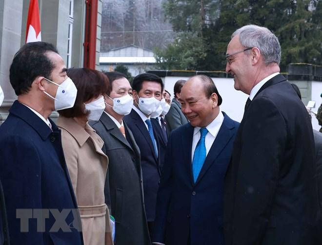 Chủ tịch nước Nguyễn Xuân Phúc giới thiệu với Tổng thống Liên bang Thụy Sĩ Guy Parmelin các thành viên đoàn đại biểu cấp cao Việt Nam. (Ảnh: Thống Nhất/TTXVN) Chủ tịch nước Nguyễn Xuân Phúc giới thiệu với Tổng thống Liên bang Thụy Sĩ Guy Parmelin các thành viên đoàn đại biểu cấp cao Việt Nam. (Ảnh: Thống Nhất/TTXVN)