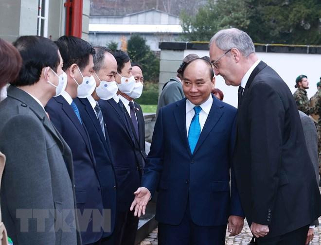 Chủ tịch nước giới thiệu các thành viên đoàn đại biểu cấp cao Việt Nam. (Ảnh: Thống Nhất/TTXVN) Chủ tịch nước giới thiệu các thành viên đoàn đại biểu cấp cao Việt Nam. (Ảnh: Thống Nhất/TTXVN)