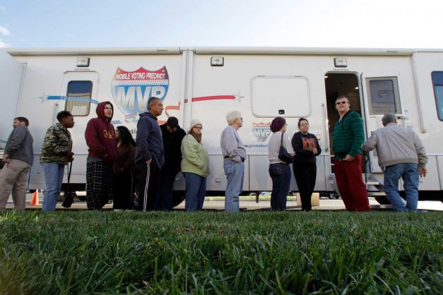 Ô tô trở thành điểm bỏ phiếu bầu cử lưu động 