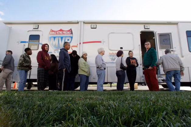 Ô tô trở thành điểm bỏ phiếu bầu cử lưu động 