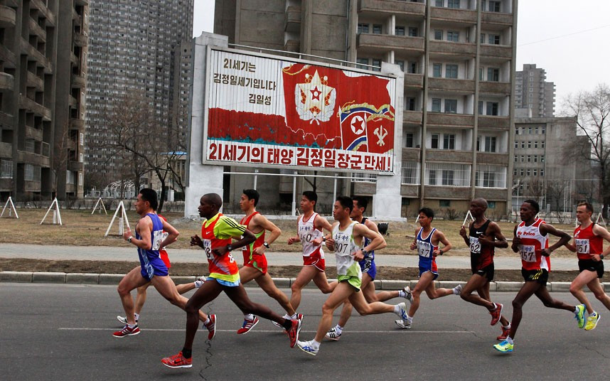 Tập chạy marathon , một trong những hoạt động thường được tổ chức ở Triều Tiên.