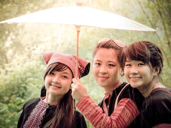 Những cô gái xinh đẹp trong trang phục dân tộc