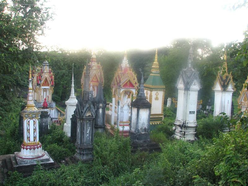 Những tháp Wats quanh chùa Bàn Chân Phật Ảnh: Trần Tuấn