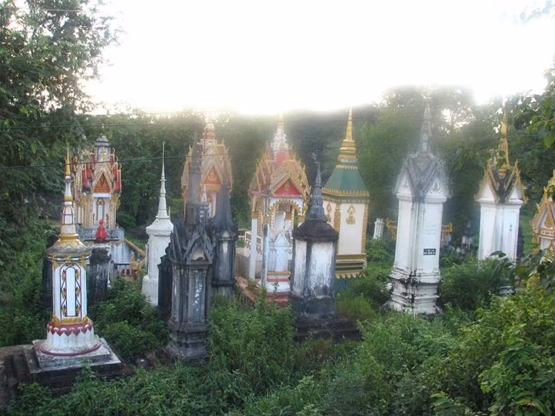 Những tháp Wats quanh chùa Bàn Chân Phật Ảnh: Trần Tuấn
