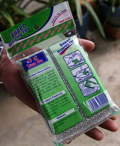 Mặt sau bao bì đựng miếng rửa chén. Ảnh: Gia Bình. Mặt sau bao bì đựng miếng rửa chén. Ảnh: Gia Bình