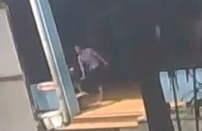 Hình ảnh dùng roi quất học sinh trong trường học