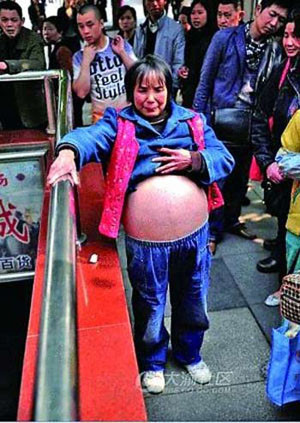 Bụng bà Wu to như có bầu. Bụng bà Wu to như có bầu