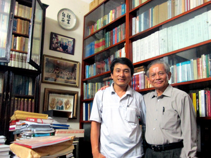 Thầy Trần Trung Hiếu (bên trái) - giáo viên Lịch Sử, Trường THPT chuyên Phan Bội Châu (Nghệ An) chụp ảnh cùng GS Phan Huy Lê