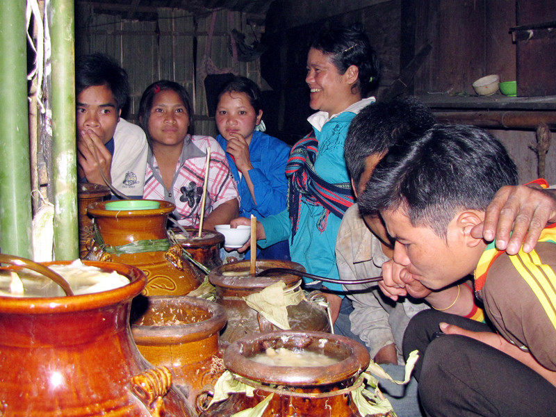 Dân làng hả hê ăn nhậu bên những ché rượu cần 