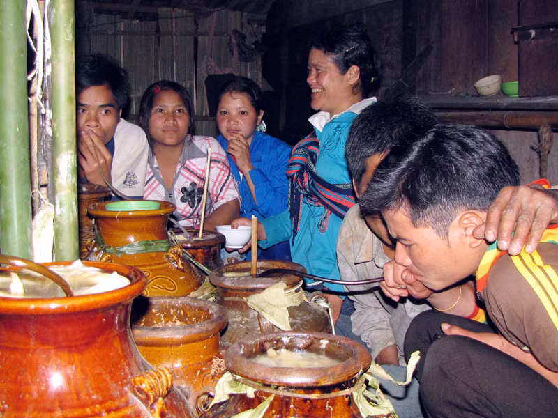 Dân làng hả hê ăn nhậu bên những ché rượu cần 