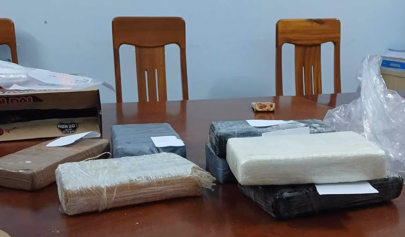 Người dân đã nhặt được đồ vật nghi chất cấm tại bãi biển. Ảnh: CACC.