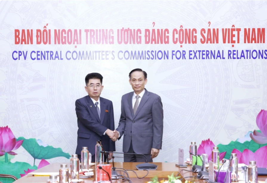 Trưởng Ban Đối ngoại Trung ương Lê Hoài Trung và Trưởng Ban Quốc tế Đảng Lao động Triều Tiên, Chủ tịch Ủy ban Đối ngoại Hội nghị Nhân dân Tối cao Triều Tiên Kim Song Nam. (Ảnh: Phương Hoa/TTXVN) Trưởng Ban Đối ngoại Trung ương Lê Hoài Trung và Trưởng Ban Quốc tế Đảng Lao động Triều Tiên, Chủ tịch Ủy ban Đối ngoại Hội nghị Nhân dân Tối cao Triều Tiên Kim Song Nam. (Ảnh: Phương Hoa/TTXVN)