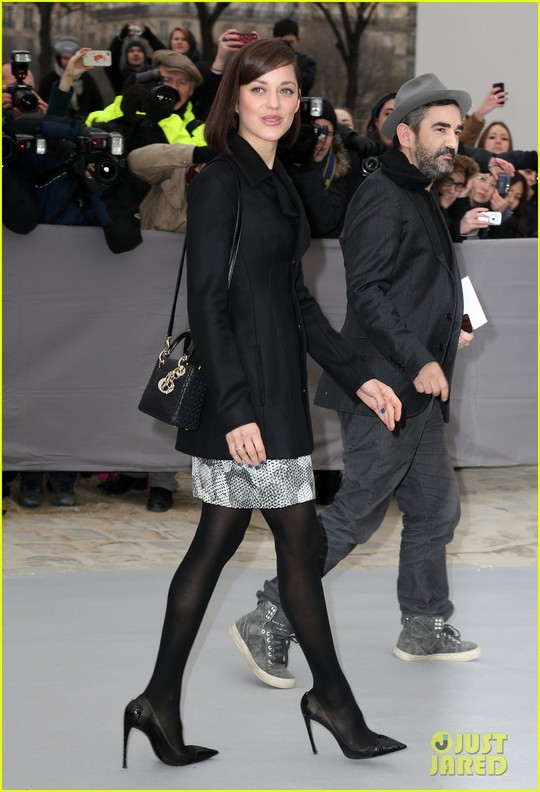 Marion đi xem một buổi diễn thời trang. Marion đi xem một buổi diễn thời trang