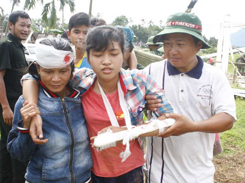 Đưa người bị thương ra khỏi hiện trường. Đưa người bị thương ra khỏi hiện trường