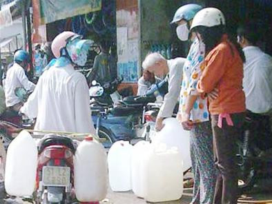Thiếu nước sạch, người dân ở nhiều nơi thuộc TPHCM phải mua nước với giá cắt cổ - Ảnh: H.T