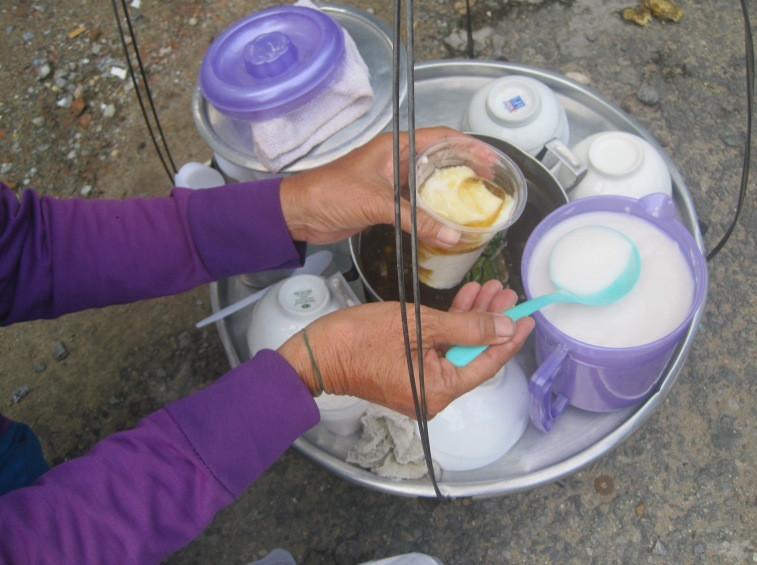 Theo kinh nghiệm dân gian, không nên ăn tàu hũ (tào phớ) ở lớp dưới cùng của thùng vì có nguy cơ lắng nhiều thạch cao gây độc sức khỏe. Ảnh: L.P