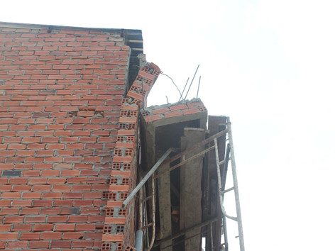 Phần tấm đan bị sập đè chết người