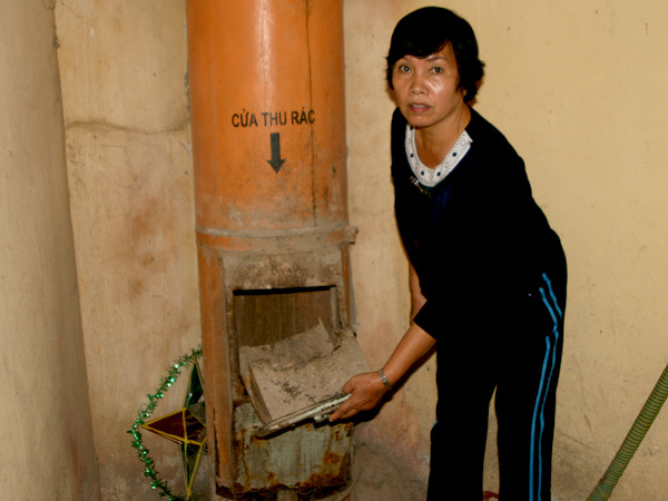 Nắp thùng rác bị hỏng bốc mùi hôi thối 