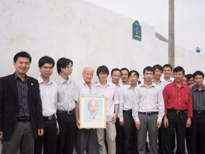 Những người thợ thăm dò - khai thác dầu khí Việt Nam (PVEP) tại Đại lộ mang tên Hồ Chí Minh ở Thủ đô Algeria Ảnh PVEP tại Algeria