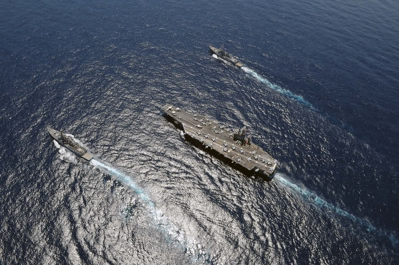 Tàu sân bay G.Washington với dàn chiến đấu cơ tối tân sẽ dóng vai trò chủ lực trong cuộc đụng độ giả định