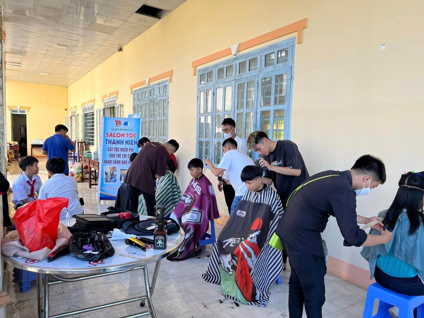 &quot;Tiệm&quot; salon tóc thanh niên do Đoàn xã phối hợp cùng Barber Shop mở cửa chào đón trẻ em có hoàn cảnh khó khăn trên địa bàn đến cắt tóc miễn phí. Ảnh: Thanh Niên Xã Mỹ An Hưng A
