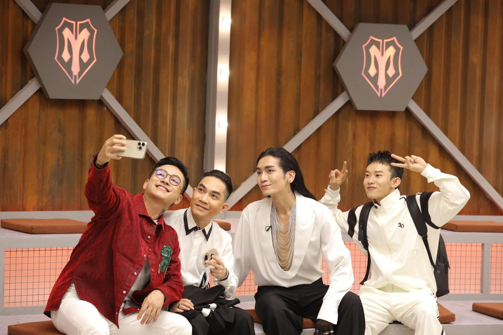 Tuấn Hưng giải thích anh ít xuất hiện là để những gương mặt trẻ được lên sóng nhiều hơn. Tuấn Hưng giải thích anh ít xuất hiện là để những gương mặt trẻ được lên sóng nhiều hơn.