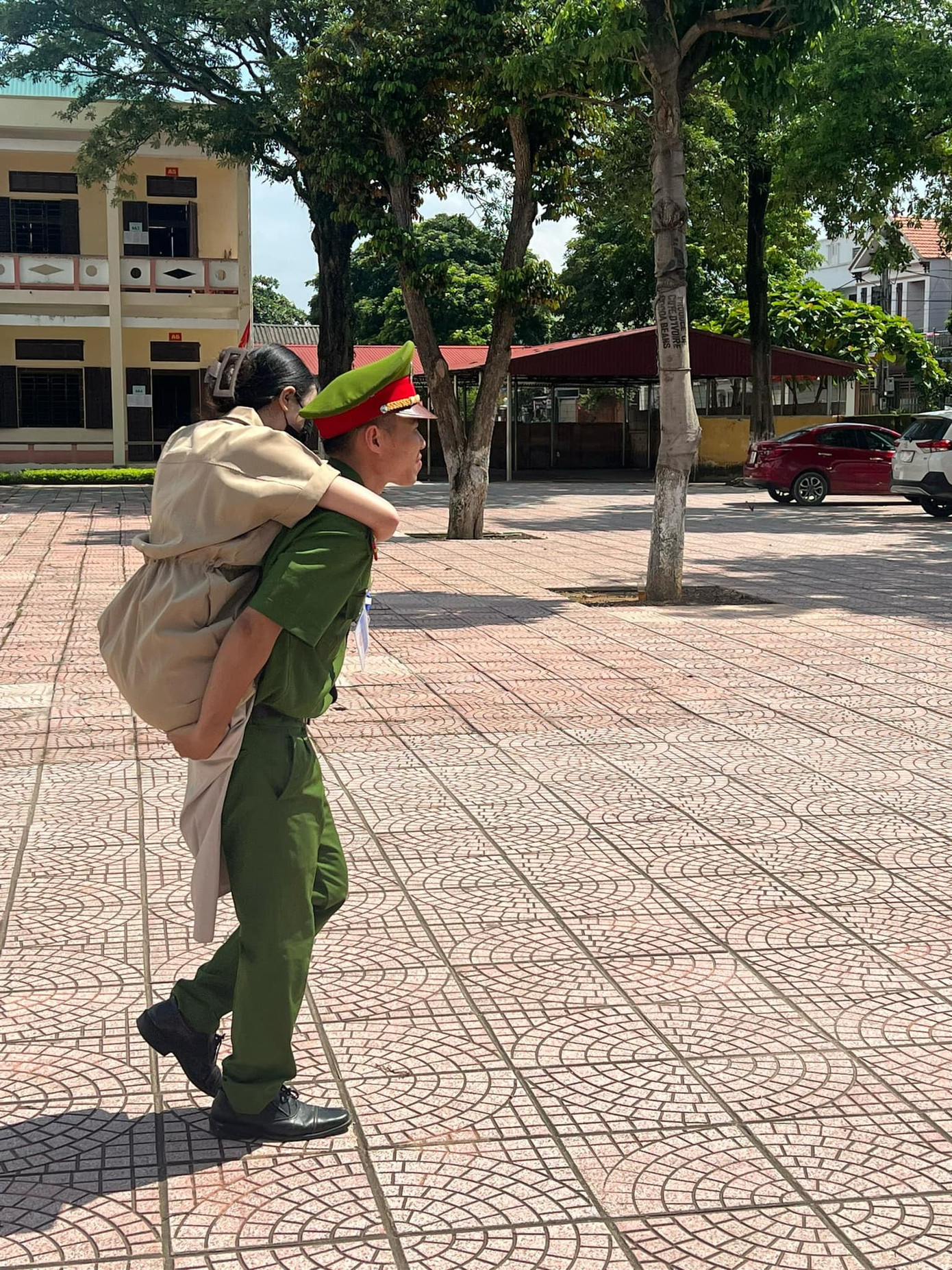 Sau khi thí sinh hoàn thành xong môn thi đầu tiên, Trung úy Vũ Mạnh Cường lại có mặt tại phòng thi để cõng nữ sinh ra cổng trường để gia đình đón em về nhà. Ảnh: Công an huyện Thanh Thủy