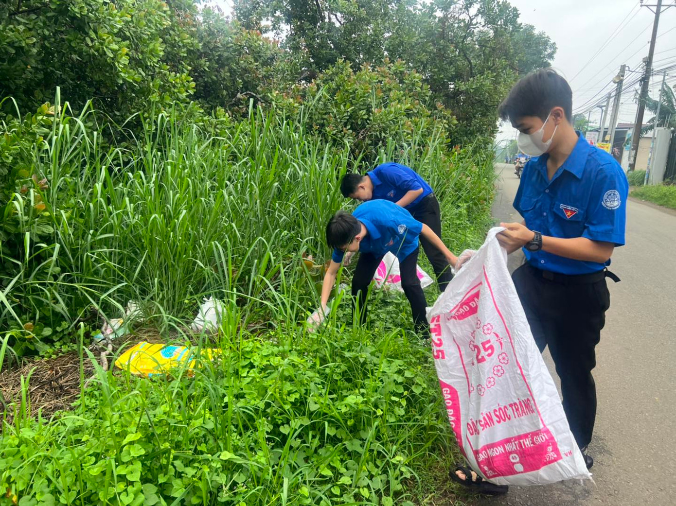 Các chiến sĩ tham gia phát hoang bụi rậm nhằm ngăn chặn đường lây truyền bệnh sốt xuất huyết trong cộng đồng. Ảnh: Đoàn TNCS Hồ Chí Minh xã Tây Hòa Các chiến sĩ tham gia phát hoang bụi rậm nhằm ngăn chặn đường lây truyền bệnh sốt xuất huyết trong cộng đồng. Ảnh: Đoàn TNCS Hồ Chí Minh xã Tây Hòa
