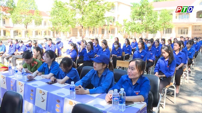 Dịp này, Tỉnh đoàn trao 450 thùng sữa, 126 thùng nước, 100 mũ tiếp sức mùa thi, 100 áo tiếp sức mùa thi cho các đội hình tiếp sức mùa thi năm 2024 cho 21 điểm thi trên địa bàn tỉnh Đắk Nông. Ảnh: Đài Phát thanh và Truyền hình Đắk Nông