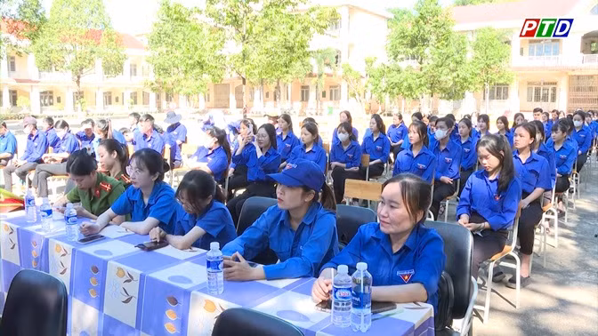 Dịp này, Tỉnh đoàn trao 450 thùng sữa, 126 thùng nước, 100 mũ tiếp sức mùa thi, 100 áo tiếp sức mùa thi cho các đội hình tiếp sức mùa thi năm 2024 cho 21 điểm thi trên địa bàn tỉnh Đắk Nông. Ảnh: Đài Phát thanh và Truyền hình Đắk Nông