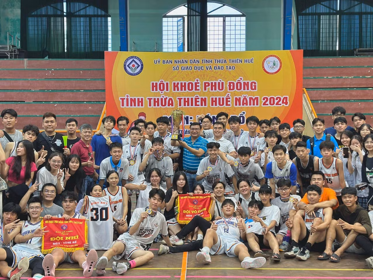 Teen THPT Nguyễn Huệ với số lượng các giải thưởng "cực khủng" mang về từ Hội khỏe Phù Đổng Thừa Thiên Huế năm 2024. Ảnh: Fanpage Trường THPT Nguyễn Huệ - Huế
