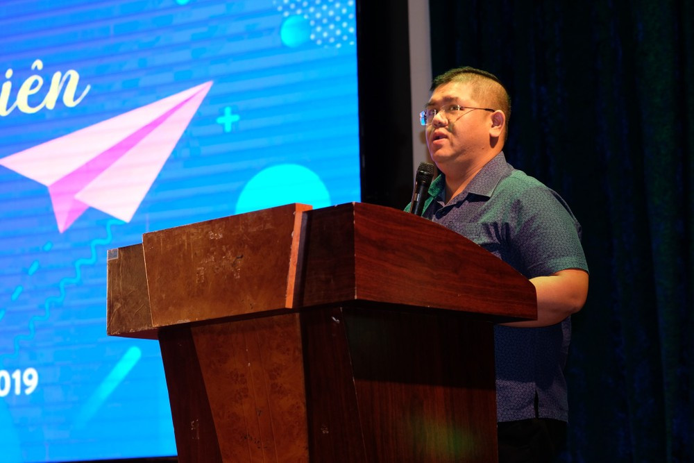 "Nếu đọc kĩ đề, có chút tinh ý trong việc xác định và cân nhắc phương án giải quyết giữa hai đề, đề 2 sẽ là một lựa chọn hợp lí và dễ chịu hơn" - thầy Bảo Khôi cho biết. "Nếu đọc kĩ đề, có chút tinh ý trong việc xác định và cân nhắc phương án giải quyết giữa hai đề, đề 2 sẽ là một lựa chọn hợp lí và dễ chịu hơn" - thầy Bảo Khôi cho biết.