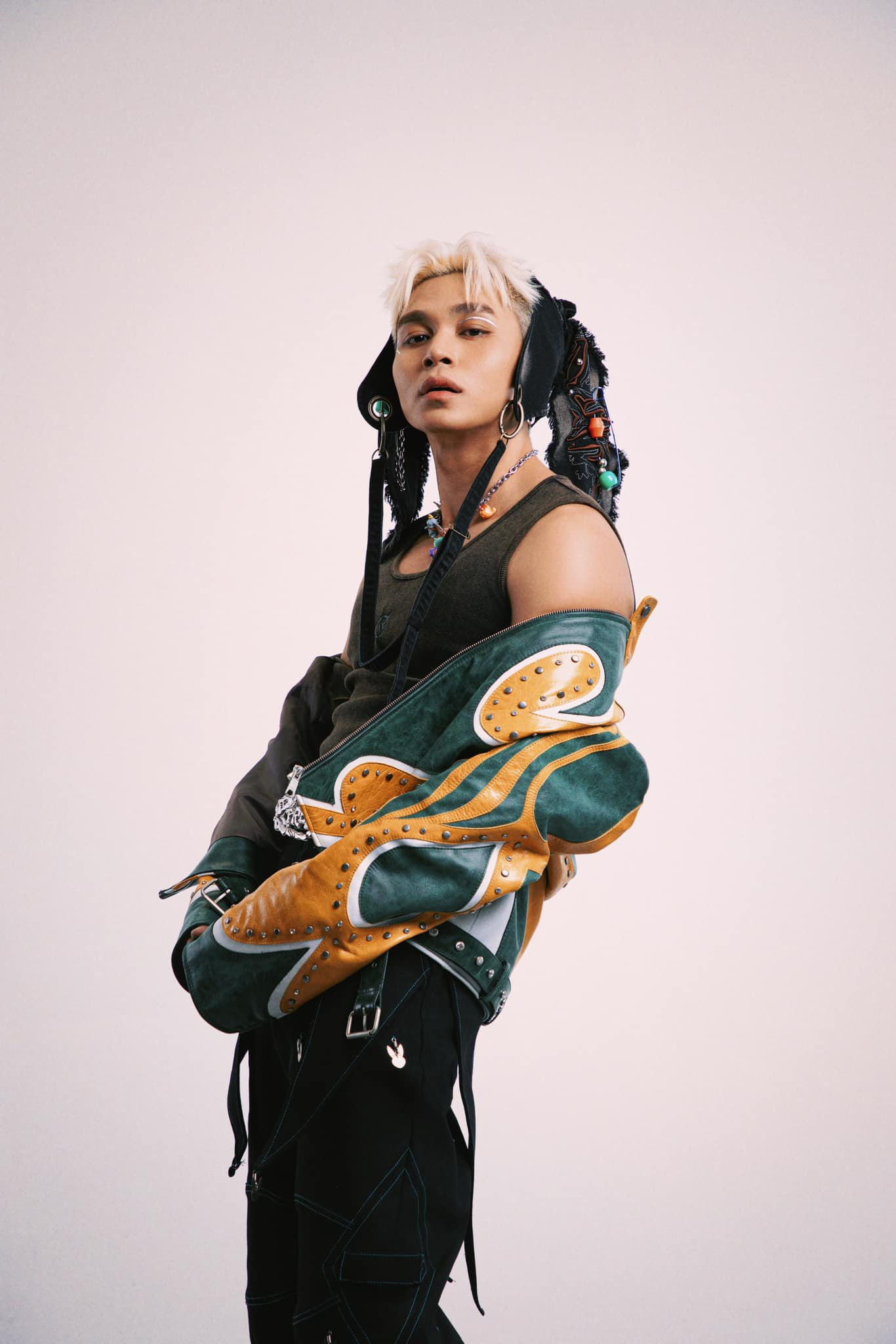 Bộ trang phục được lấy cảm hứng từ bối cảnh rạp xiếc, nhân vật Thỏ Trắng trong Alice In Wonderland. Bộ trang phục được lấy cảm hứng từ bối cảnh rạp xiếc, nhân vật Thỏ Trắng trong Alice In Wonderland.