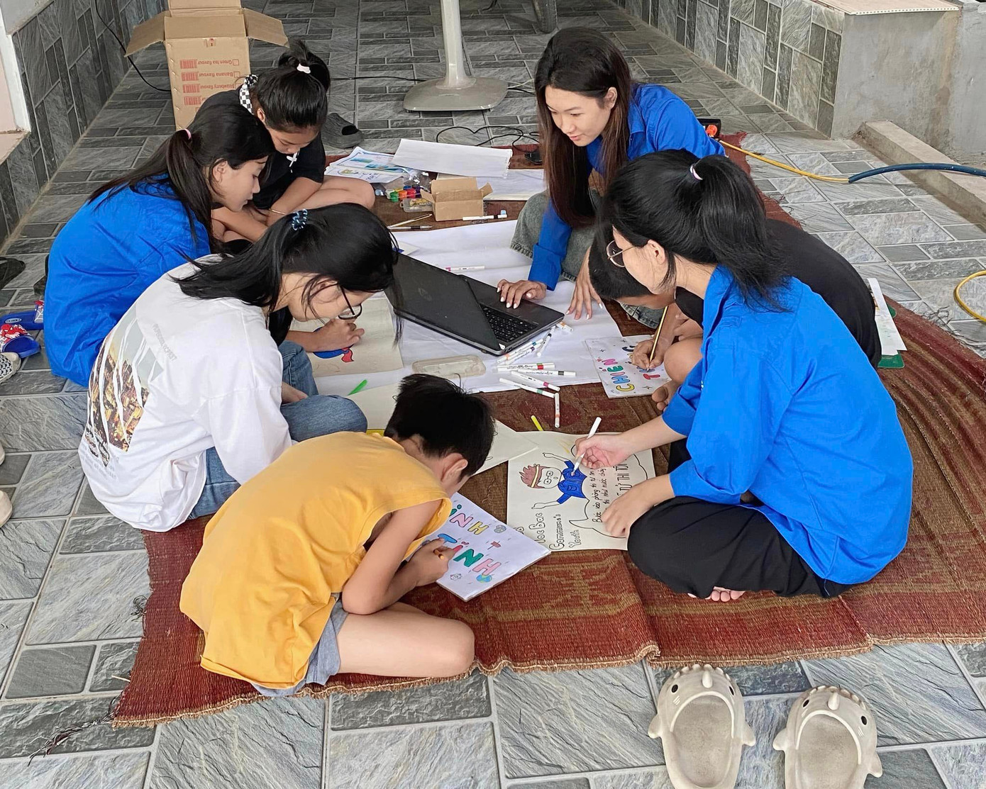 Bên cạnh những bức tranh cổ động, các Đoàn viên thanh niên còn gửi những lời chúc đến các sĩ tử 2K6: "Chúc các chiến binh 2K6 luôn bình tĩnh, tự tin và chuẩn bị "CHIẾN” hết mình!" Ảnh: CLB Thanh Thiếu Niên Xã Mộc Bắc Bên cạnh những bức tranh cổ động, các Đoàn viên thanh niên còn gửi những lời chúc đến các sĩ tử 2K6: "Chúc các chiến binh 2K6 luôn bình tĩnh, tự tin và chuẩn bị "CHIẾN” hết mình!" Ảnh: CLB Thanh Thiếu Niên Xã Mộc Bắc