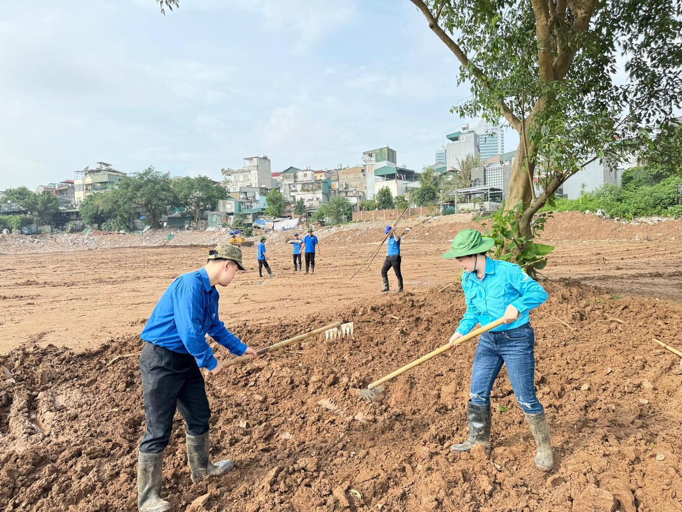 Thể hiện tinh thần thanh niên xung kích, các bạn trẻ không quản ngại vất vả để xới đất trồng cây dưới tiết trời oi bức của mùa hè Hà Nội. Ảnh: Cổng thông tin Trung ương Đoàn TNCS Hồ Chí Minh.
