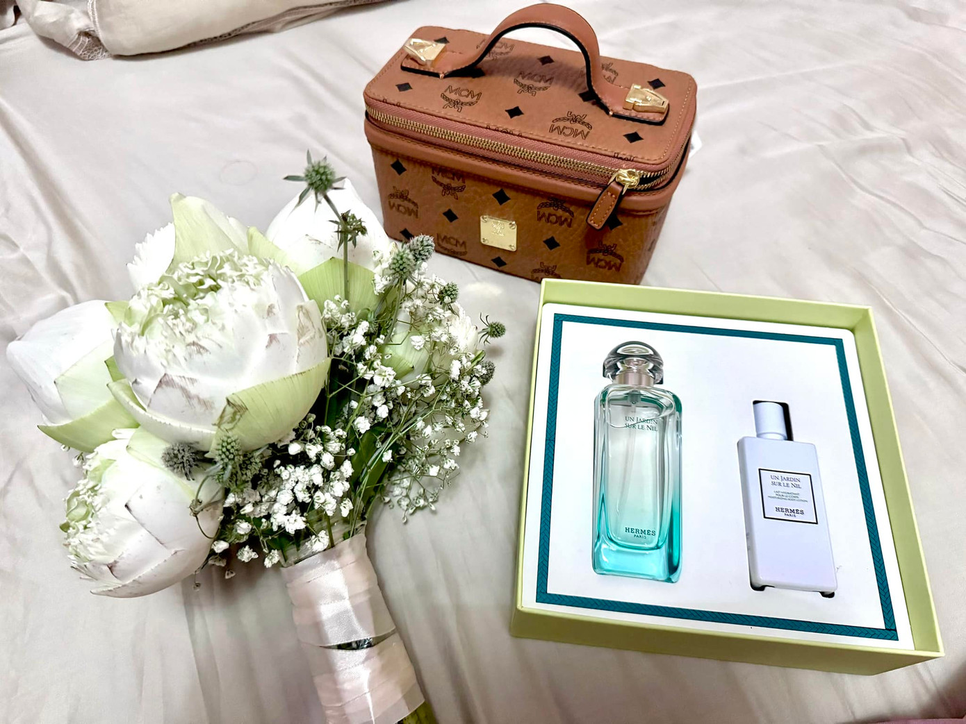 Bó hoa cưới và món quà mẹ chồng dành cho nàng dâu. Bó hoa cưới và món quà mẹ chồng dành cho nàng dâu.