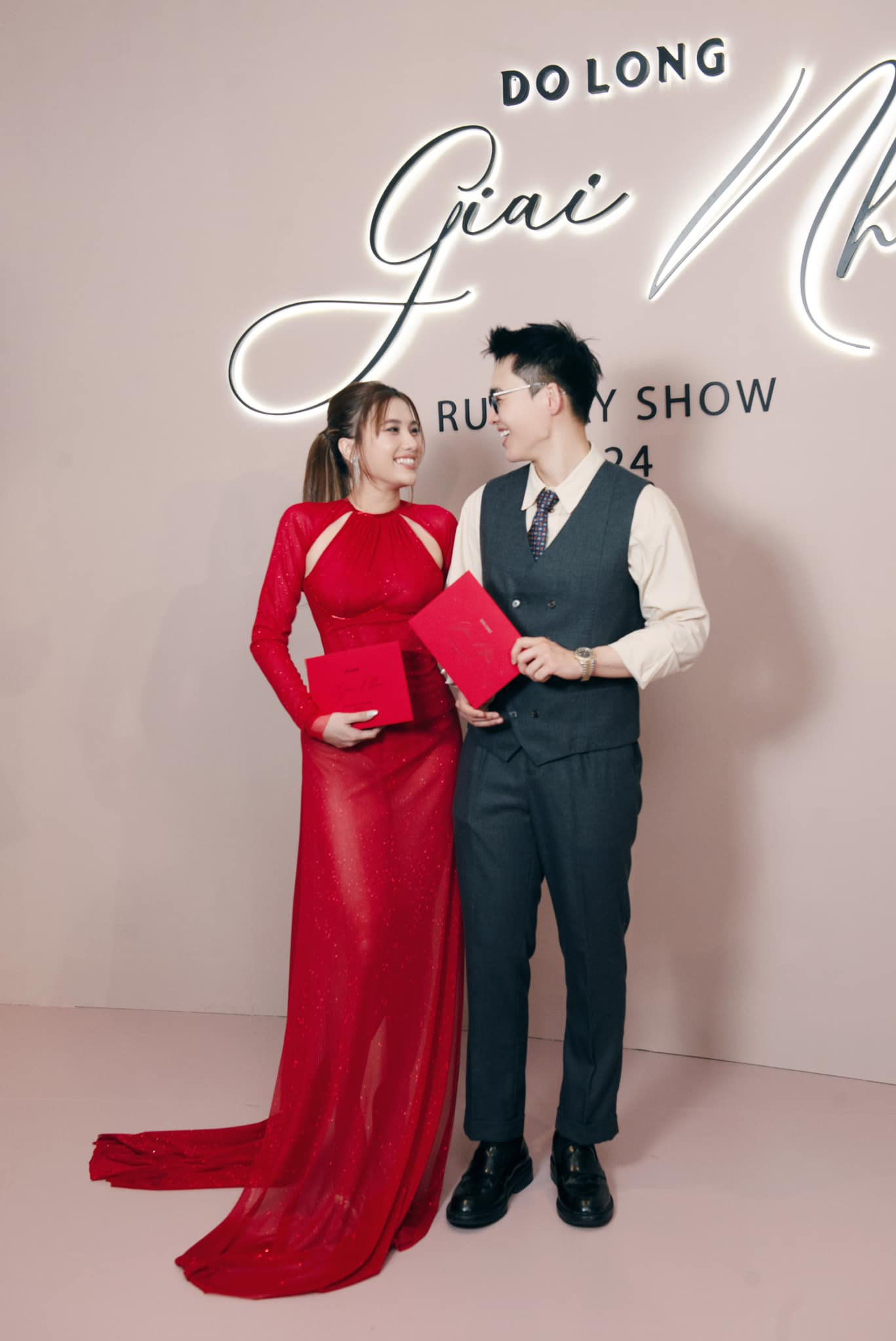 Cặp đôi vẫn sánh bước tình tứ bên nhau tại sự kiện. Cặp đôi vẫn sánh bước tình tứ bên nhau tại sự kiện.