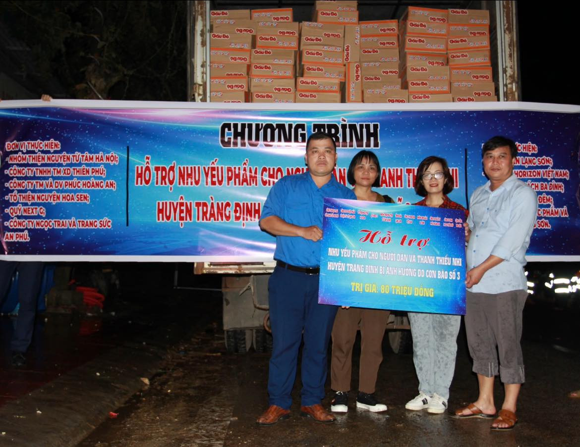 Tuổi trẻ huyện Tràng Định, tỉnh Lạng Sơn nhận hàng hóa cứu trợ chuyển tới người dân chịu thiên tai. Tuổi trẻ huyện Tràng Định, tỉnh Lạng Sơn nhận hàng hóa cứu trợ chuyển tới người dân chịu thiên tai.