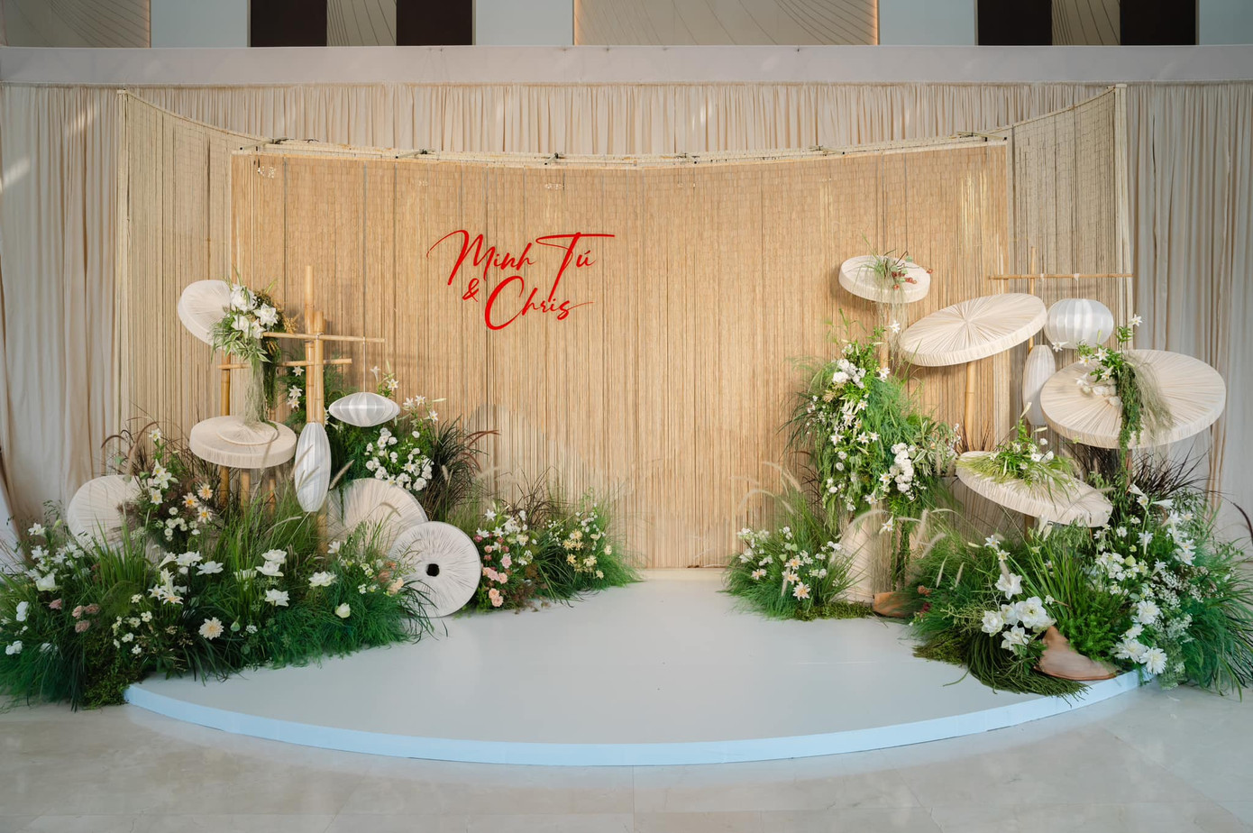 Không gian lễ cưới được trang trí bằng hoa tươi, gợi nhớ về làng quê Việt Nam.