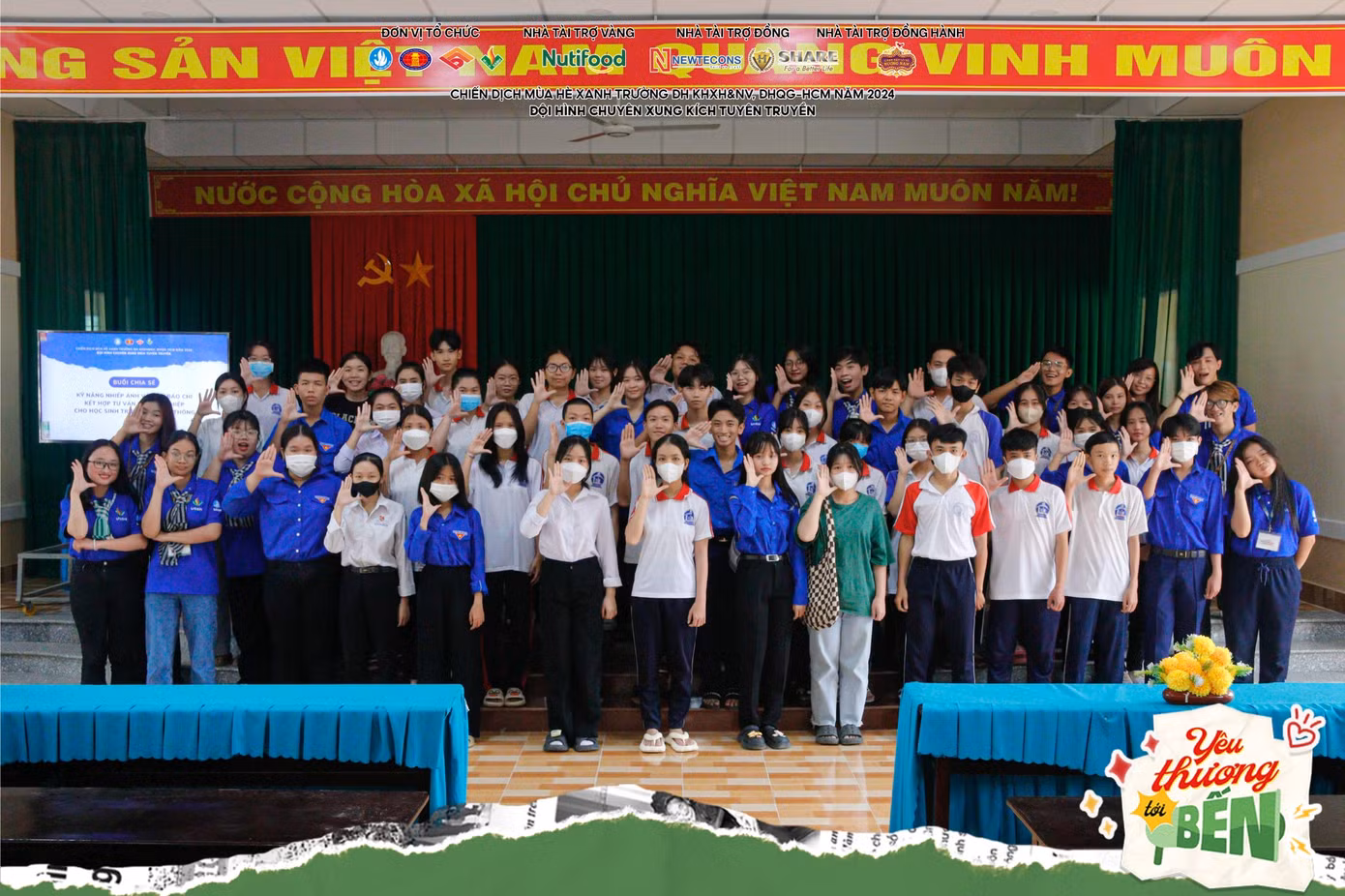 Các chiến sĩ USSH đã chia sẻ nhiều kiến thức về nhiếp ảnh, Báo chí &amp; Truyền thông đến với các đoàn viên thanh niên địa phương. Bên cạnh đó, các bạn còn tham gia tư vấn, hướng nghiệp cho các bạn học sinh THPT. Ảnh: Đội hình chuyên Xung kích Tuyên truyền