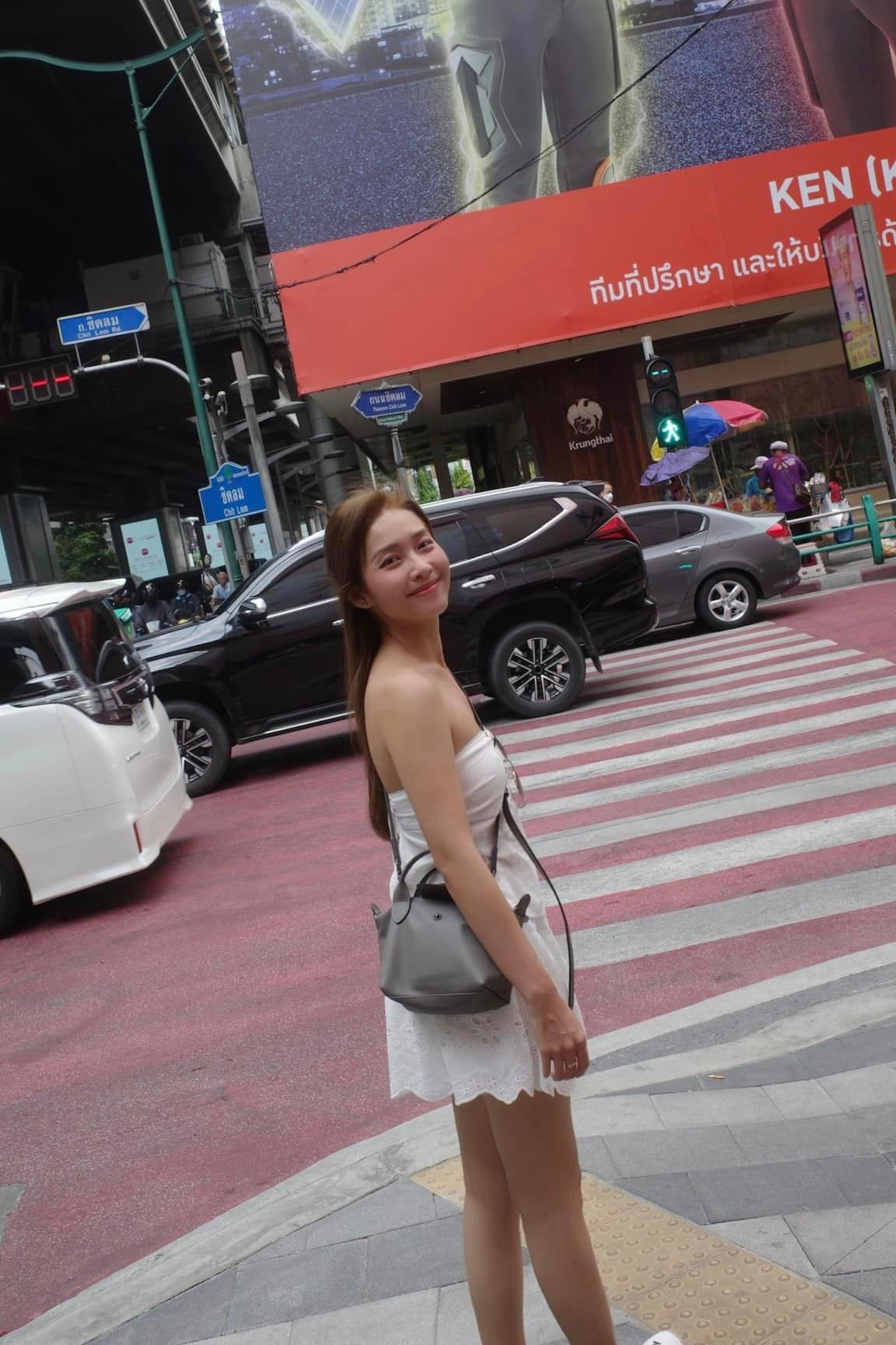 Diễn viên Khả Ngân tận hưởng ngày đầu tiên tại Thái Lan.