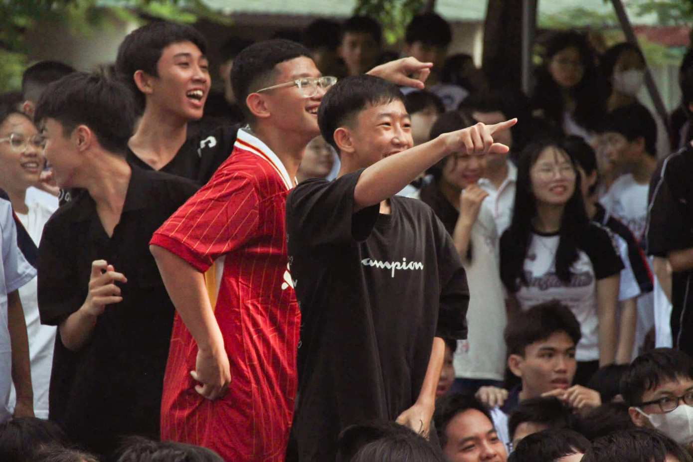 Dù cho được thoải mái mặc trang phục tự do, teen vẫn cần lưu ý kiểu dáng trang phục phù hợp với môi trường học đường. Dù cho được thoải mái mặc trang phục tự do, teen vẫn cần lưu ý kiểu dáng trang phục phù hợp với môi trường học đường.