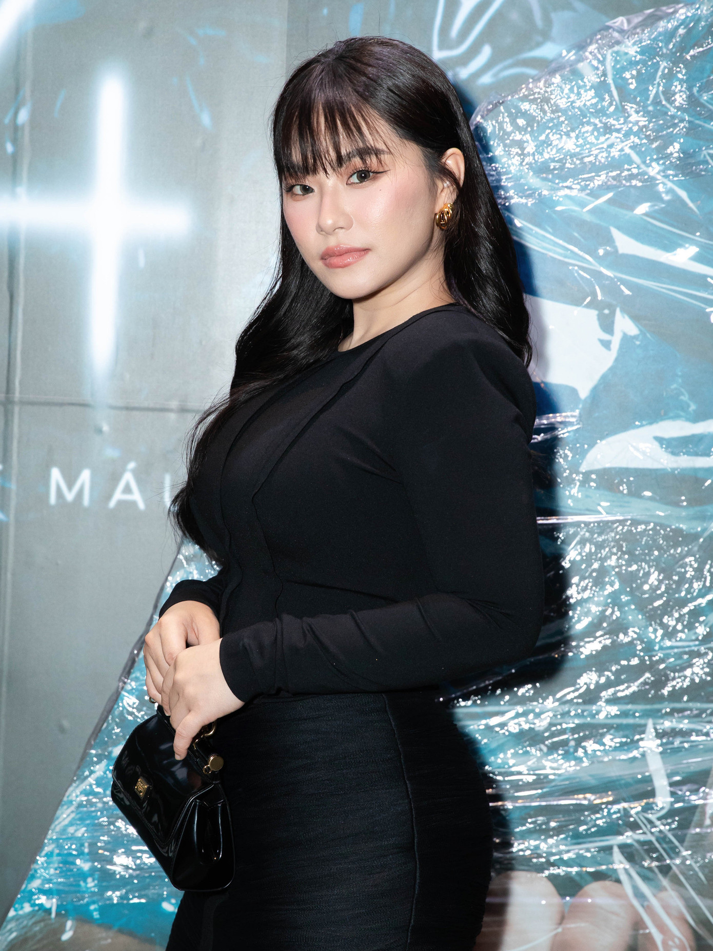 "Kim Sa Ngư" Lương Bích Hữu lấn sân sang diễn xuất. "Kim Sa Ngư" Lương Bích Hữu lấn sân sang diễn xuất.