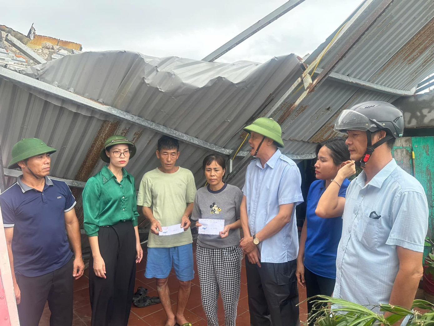 Nhằm hỗ trợ người dân khắc phục hậu quả sau cơn bão, lãnh đạo, cán bộ của các đơn vị cũng tổ chức thăm hỏi, động viên và gửi phần hỗ trợ đến các gia đình chịu ảnh hưởng của cơn bão số 3. Ảnh: Thành đoàn Hải Phòng