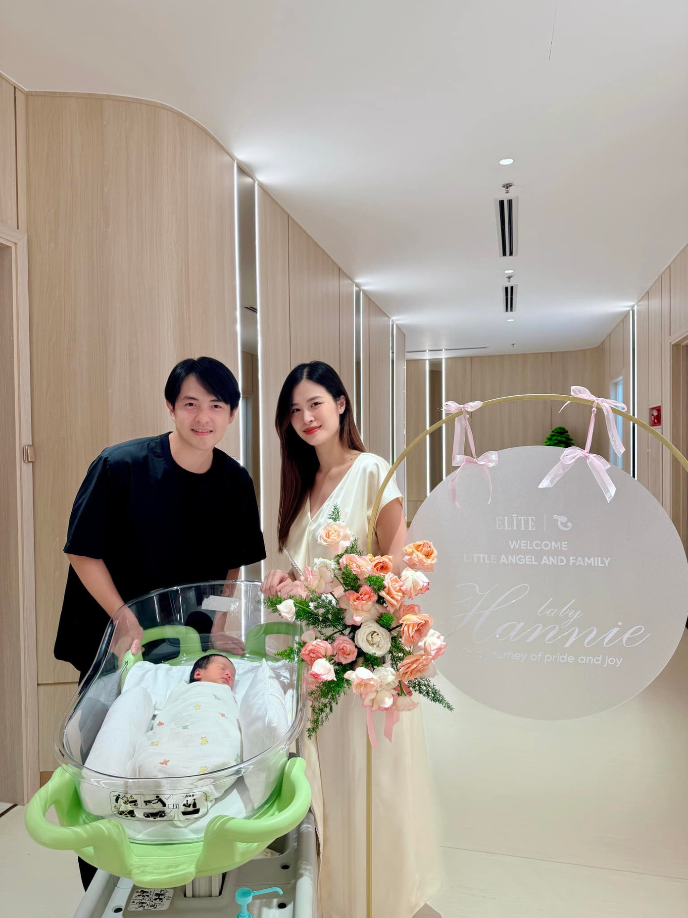 Nữ ca sĩ và chồng thoải mái chia sẻ cận mặt nhóc tì. Nữ ca sĩ và chồng thoải mái chia sẻ cận mặt nhóc tì.