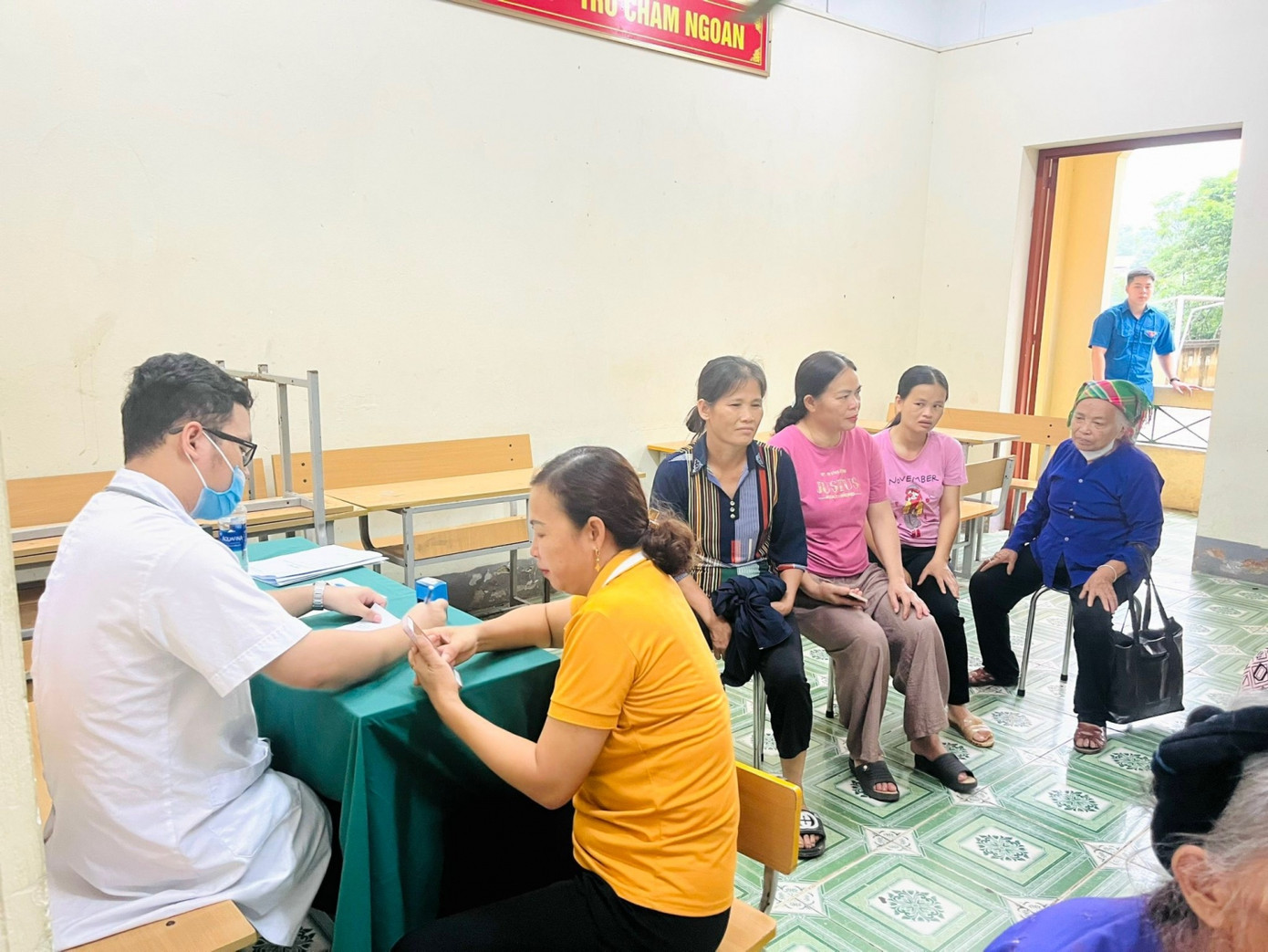 Bên cạnh các hoạt động hỗ trợ đời sống cho người dân, chiến dịch còn có chương trình khám, chữa bệnh cho bà con trong khu vực. Ảnh: Tỉnh Đoàn Thanh niên Cao Bằng.