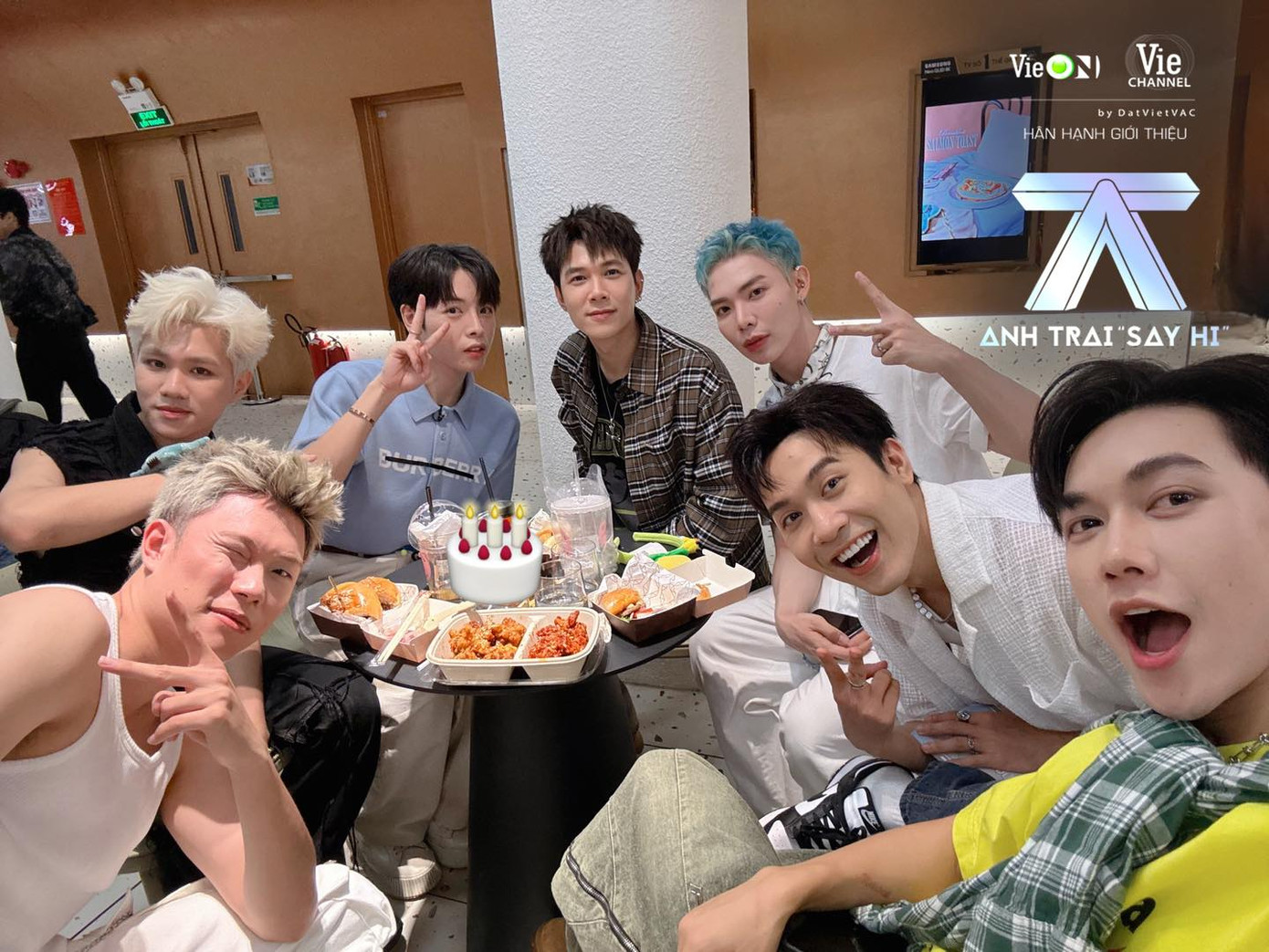 Đội hình các anh trai &quot;tinh hoa hội tụ&quot; &quot;say hi&quot;, sẵn sàng cho ngày lên sóng.